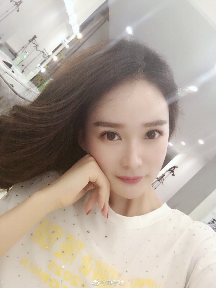 Bản sao Dương Mịch gây chú ý nhờ bắt chước phong cách ăn mặc