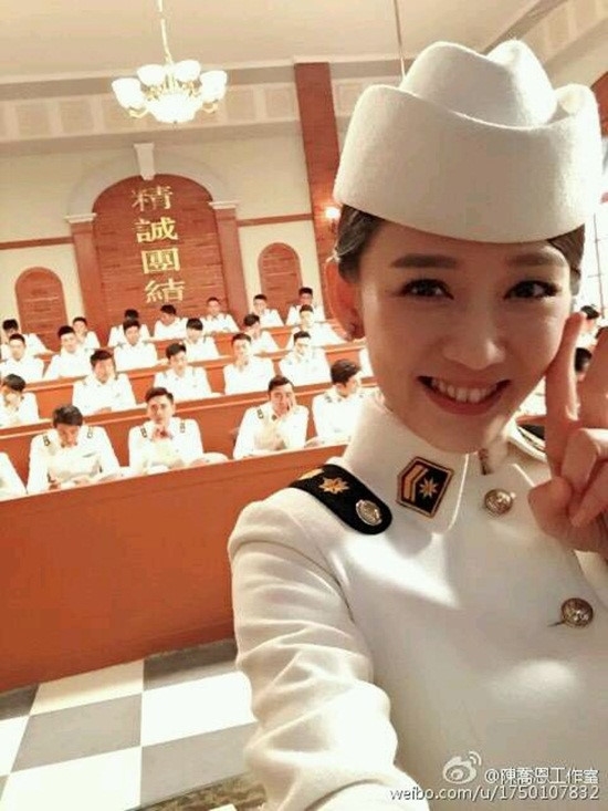 Những khoảnh khắc hậu trường 'cực yêu' của mỹ nhân Trần Kiều Ân