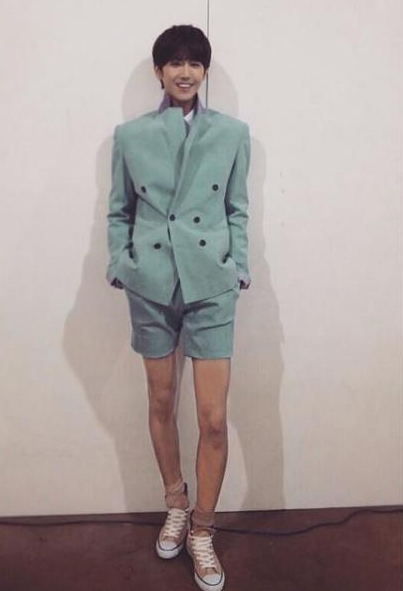 Những đôi chân 'nuột nà' của các mĩ nam Kpop khiến chị em phát hờn