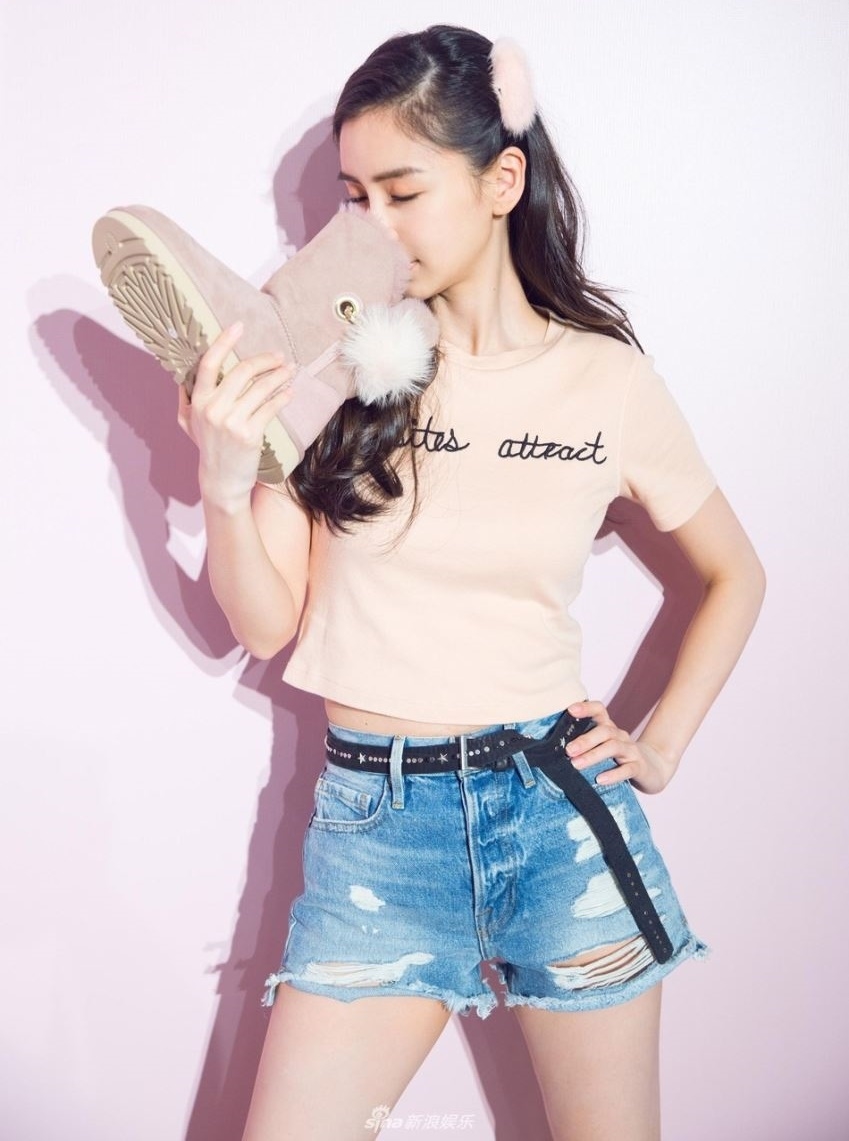Hành động đưa giày lên ngửi của AngelaBaby bị chỉ trích vì phản cảm