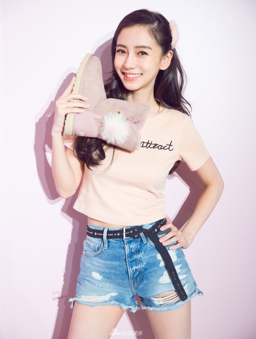 Hành động đưa giày lên ngửi của AngelaBaby bị chỉ trích vì phản cảm