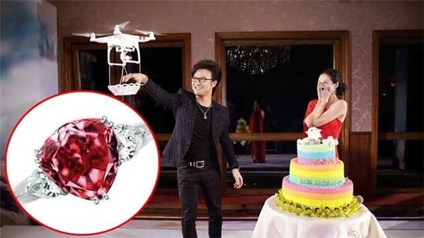 Vào ngày sinh nhật của mình, Chương Tử Di được Uông Phong tặng nhẫn đính hôn kim cương 9,15 carat có giá 1 triệu NDT (3,5 tỉ đồng).