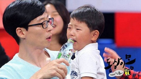 Yoo Jae Suk nổi tiếng là một MC không chỉ có tài năng mà còn có tấm lòng bao la, được mọi lứa tuổi yêu quý và mến mộ.