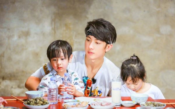 Ngô Tôn thẹn thùng vì bị con gái Neinei vạch áo để lộ bụng