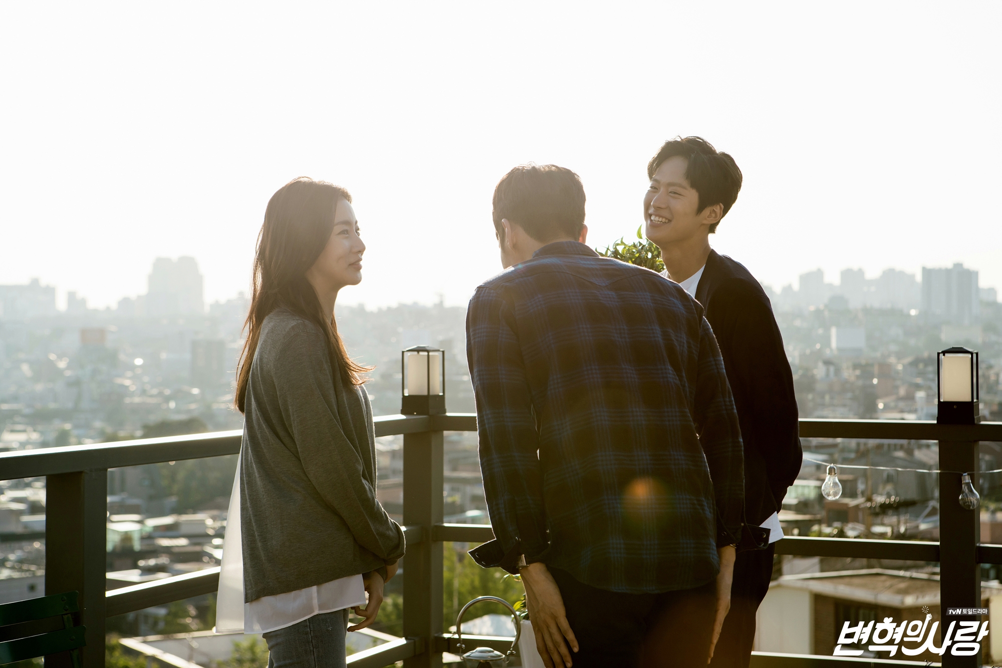 'Revolutionary Love' tung hình ảnh mới cực đẹp của bộ đôi chính