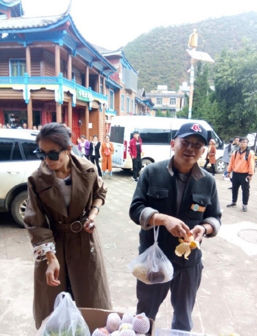 Fan 'hết hồn' khi Lưu Đào ngồi 'nốc bia' trong khi ông xã nhâm nhi trà
