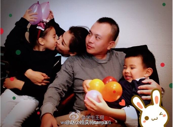 Fan 'hết hồn' khi Lưu Đào ngồi 'nốc bia' trong khi ông xã nhâm nhi trà