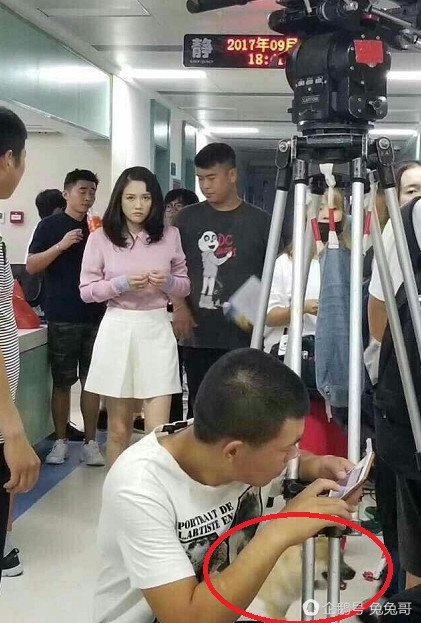 Trần Kiều Ân được cún cưng hộ tống đến tận phim trường mới