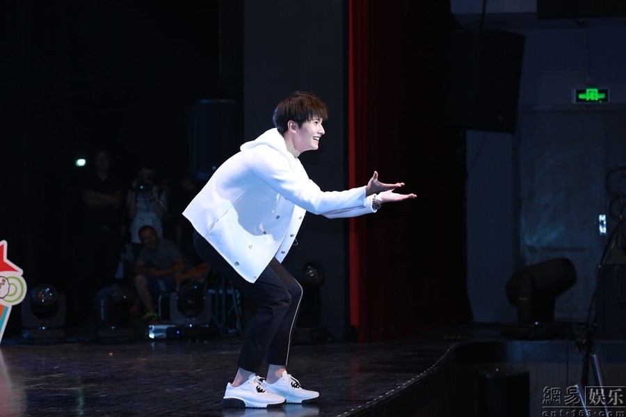 Dương Dương không chỉ đẹp trai mà còn là mỹ nam 'siêu vòng 3'