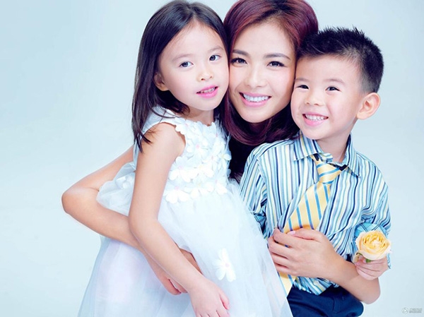 Fan 'hết hồn' khi Lưu Đào ngồi 'nốc bia' trong khi ông xã nhâm nhi trà