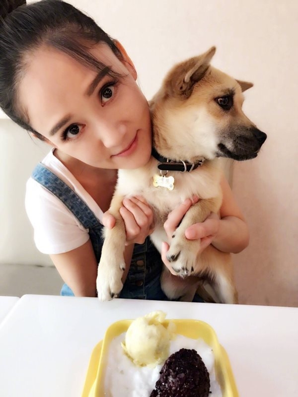 Trần Kiều Ân được cún cưng hộ tống đến tận phim trường mới