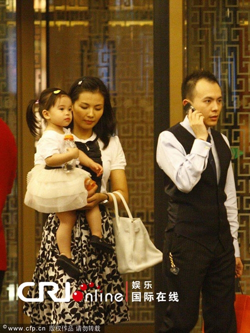 Fan 'hết hồn' khi Lưu Đào ngồi 'nốc bia' trong khi ông xã nhâm nhi trà