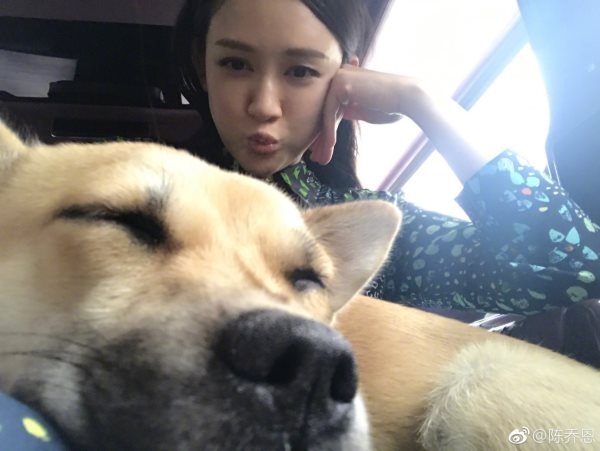 Trần Kiều Ân được cún cưng hộ tống đến tận phim trường mới