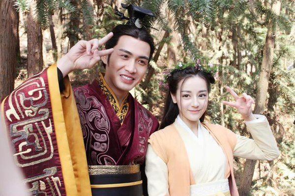 Trương Bân Bân và ĐỊch Lệ Nhiệt Ba "nhí nha nhí nhố" tại hậu trường.