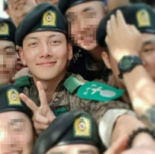 Ji Chang Wook nhặn bằng khen sau khi kết thúc khóa huấn luyện