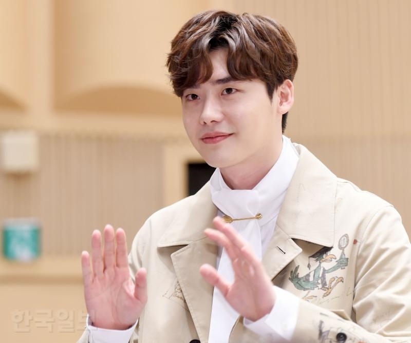 Lee Jong Suk - Suzy đáng yêu trong họp báo 'While You Were Sleeping'