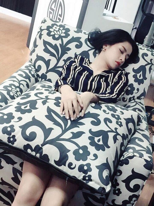 Mệt mỏi sau một ngày làm việc, gương mặt Chi Pu vẫn tươi tắn, rạng rỡ dù tranh thủ chợp mắt trên ghế sô pha.