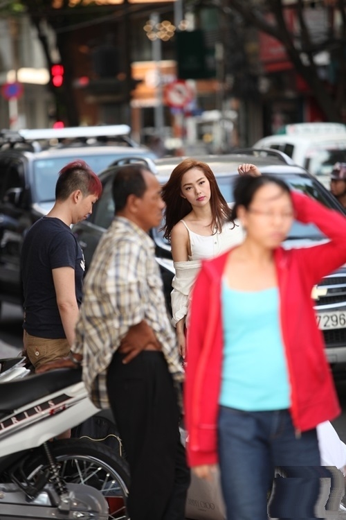 Hay khoảnh khắc cô đang đi trên phố, không một chút "diễn" mà rất sang trọng, mê hoặc khó cưỡng.