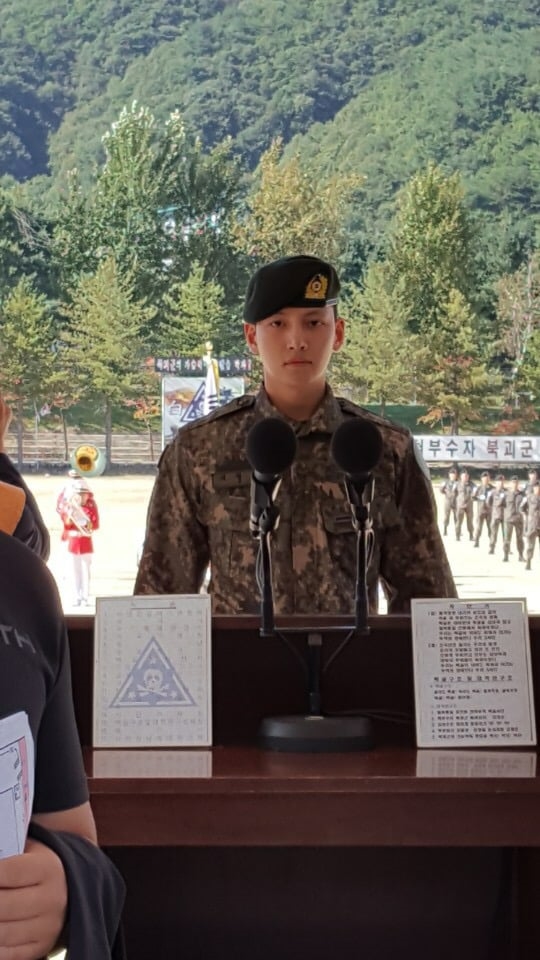 Ji Chang Wook nhặn bằng khen sau khi kết thúc khóa huấn luyện