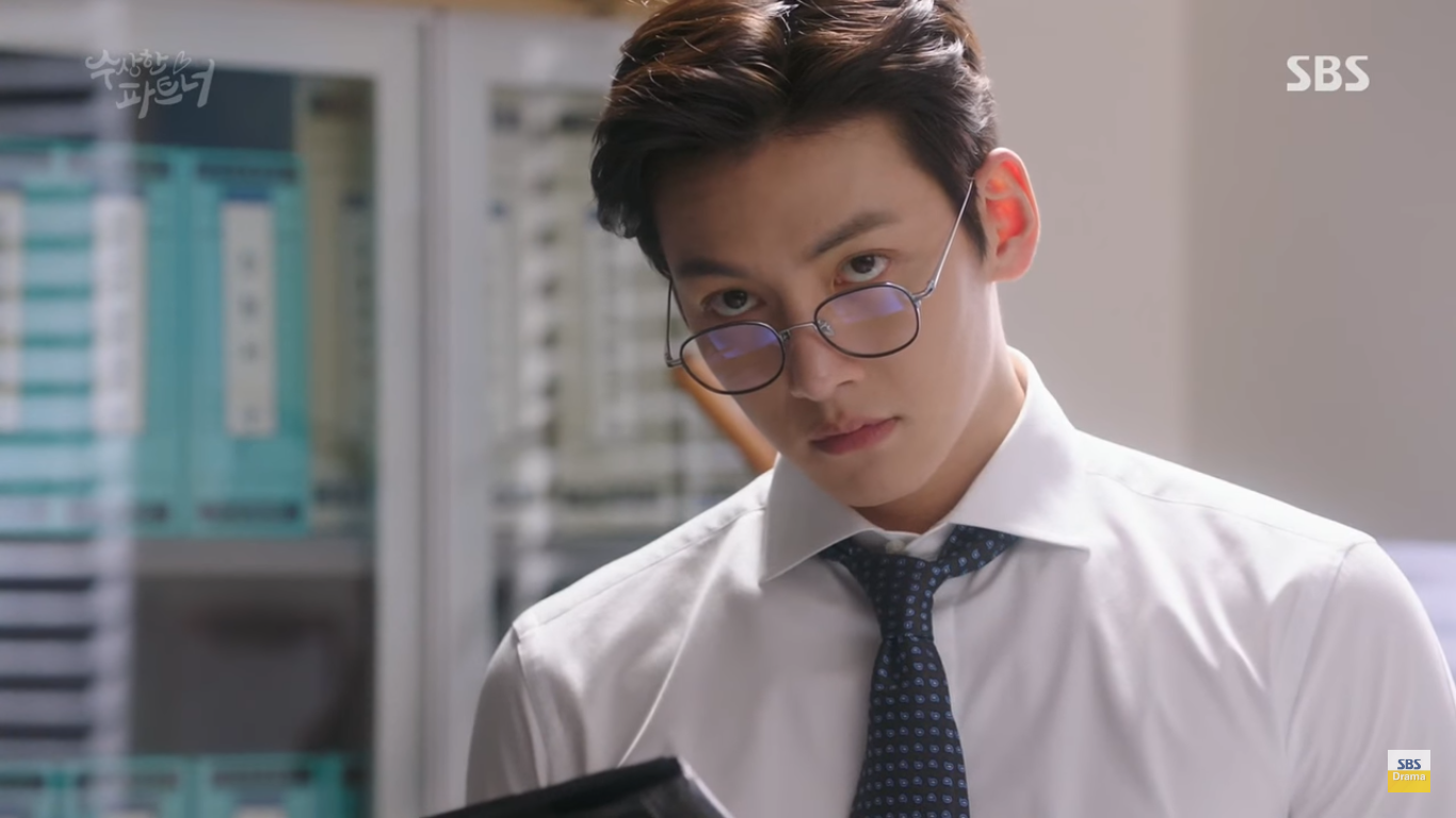 Ji Chang Wook nhặn bằng khen sau khi kết thúc khóa huấn luyện