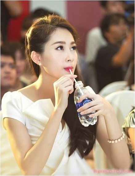 Dù bị chụp lén nhưng Đặng Thu Thảo vẫn khiến người khác phải ngước nhìn bởi nét đẹp thanh tú và làn da trắng sáng.