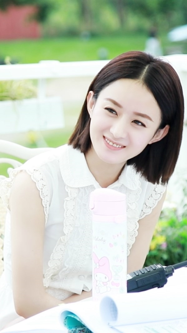 Triệu Lệ Dĩnh nhập viện vì sốt đến 39 độ khiến fan lo sốt vó