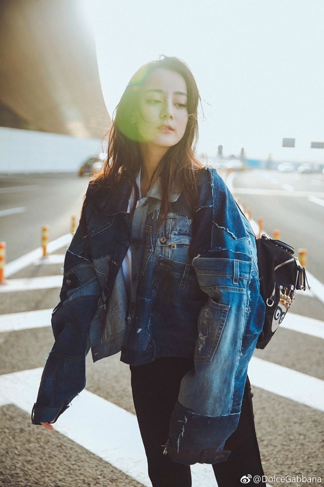 Địch Lệ Nhiệt Ba “đẹp lạ” tại sân bay.