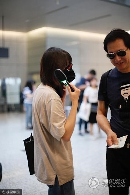 Trịnh Sảng hoảng hốt tìm cách che mặt vì bị các tay săn ảnh đeo bám