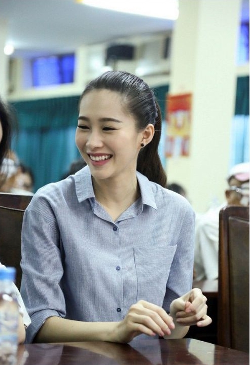 Dù bị chụp lén nhưng Đặng Thu Thảo vẫn khiến người khác phải ngước nhìn bởi nét đẹp thanh tú và làn da trắng sáng.