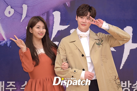 Lee Jong Suk - Suzy đáng yêu trong họp báo 'While You Were Sleeping'
