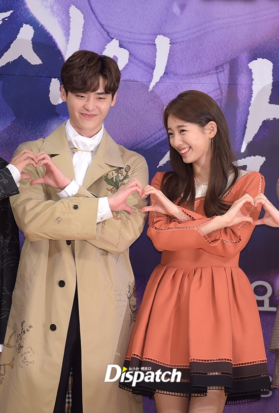 Lee Jong Suk - Suzy đáng yêu trong họp báo 'While You Were Sleeping'