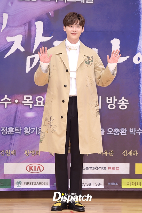 Lee Jong Suk - Suzy đáng yêu trong họp báo 'While You Were Sleeping'
