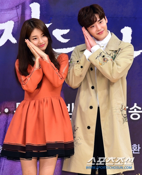 Lee Jong Suk - Suzy đáng yêu trong họp báo 'While You Were Sleeping'