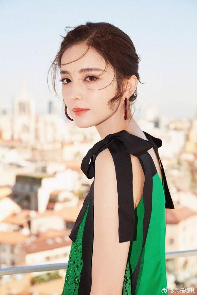 Nàng mỹ nhân Tân Cương xinh đẹp yêu kiều.