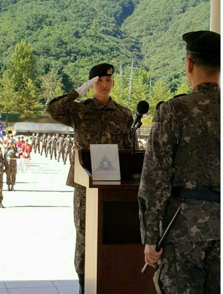 Ji Chang Wook nhặn bằng khen sau khi kết thúc khóa huấn luyện