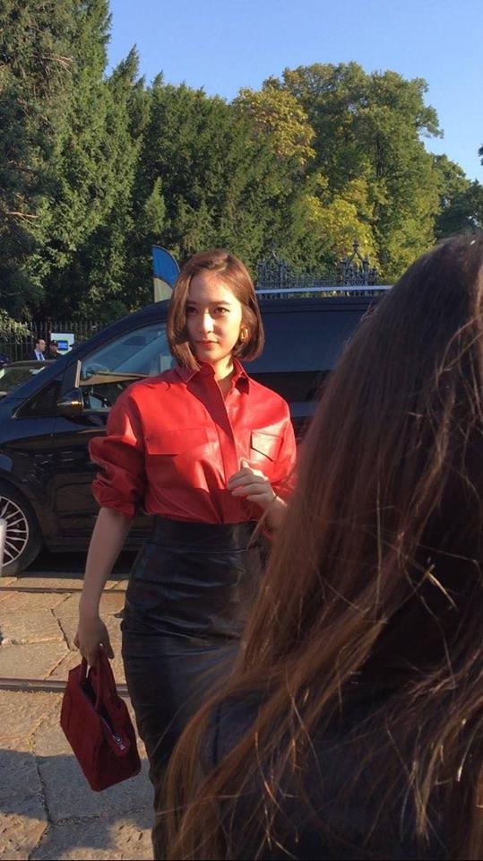 Krystal khoe tóc ngắn mới lạ sang chảnh tại Tuần lễ thời trang Milan