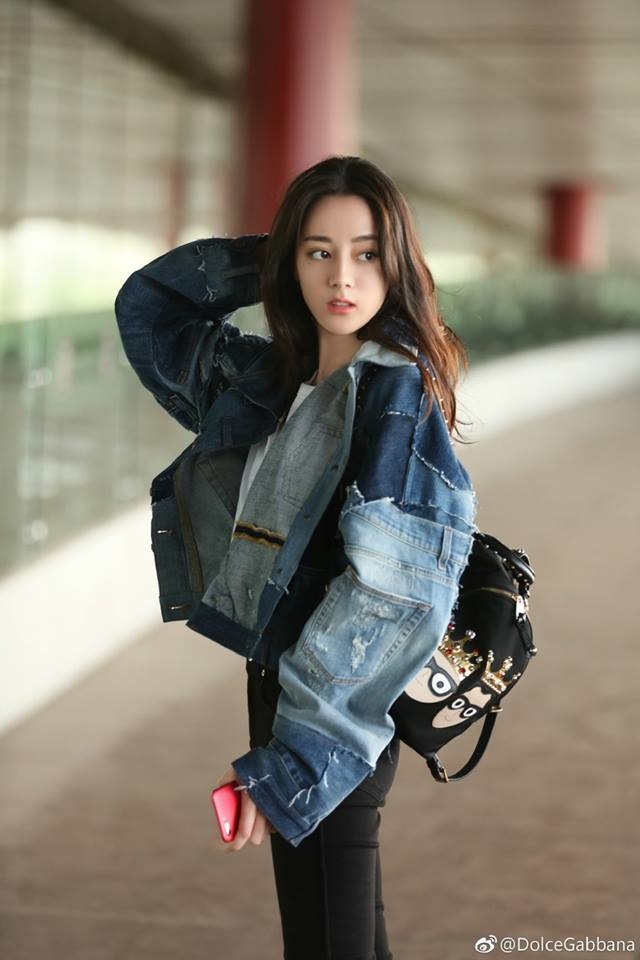 Địch Lệ Nhiệt Ba “đẹp lạ” tại sân bay.