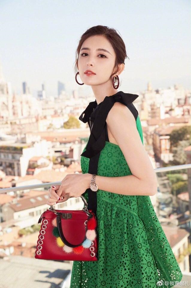 Cổ Lực Na Trát với trang phục thướt tha tại Milan.