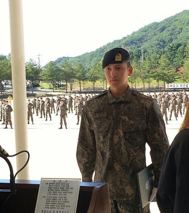 Ji Chang Wook nhặn bằng khen sau khi kết thúc khóa huấn luyện