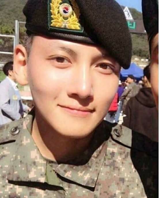 Ji Chang Wook nhặn bằng khen sau khi kết thúc khóa huấn luyện