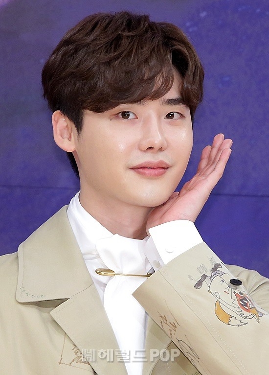 Lee Jong Suk - Suzy đáng yêu trong họp báo 'While You Were Sleeping'
