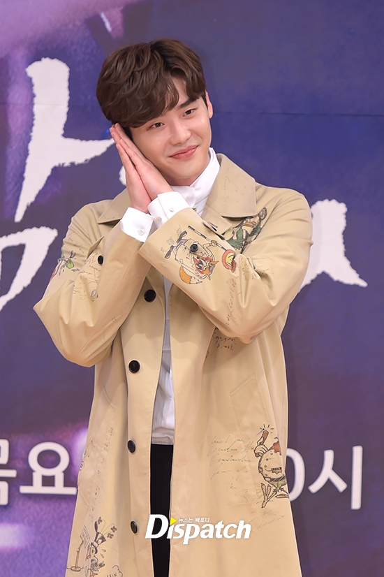 Lee Jong Suk - Suzy đáng yêu trong họp báo 'While You Were Sleeping'
