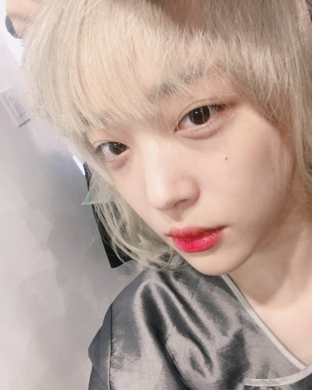 Thấy Krystal diện tóc ngắn, Sulli cũng cắt tóc nhuộm vàng