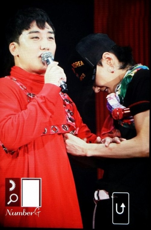 Khoảnh khắc của G-Dragon và Seungri gặp lại nhau trên sân khấu.