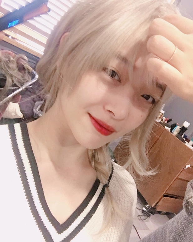 Thấy Krystal diện tóc ngắn, Sulli cũng cắt tóc nhuộm vàng