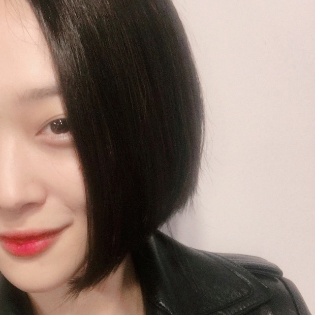 Thấy Krystal diện tóc ngắn, Sulli cũng cắt tóc nhuộm vàng
