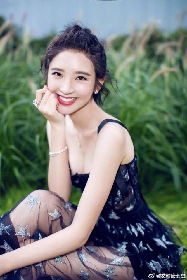 Đường Nghệ Hân xinh đẹp và tươi trẻ với tóc ngắn.