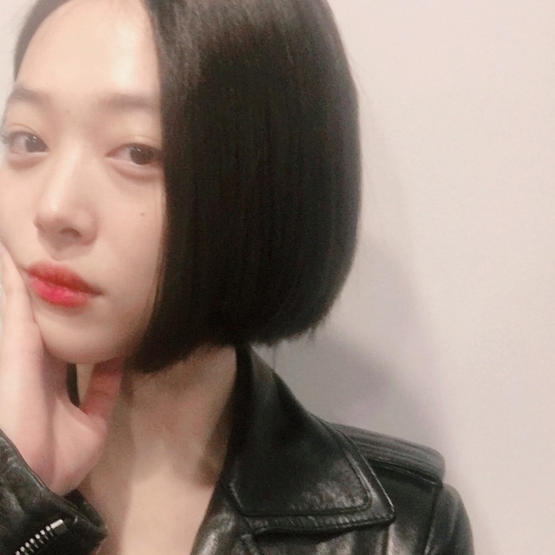 Thấy Krystal diện tóc ngắn, Sulli cũng cắt tóc nhuộm vàng