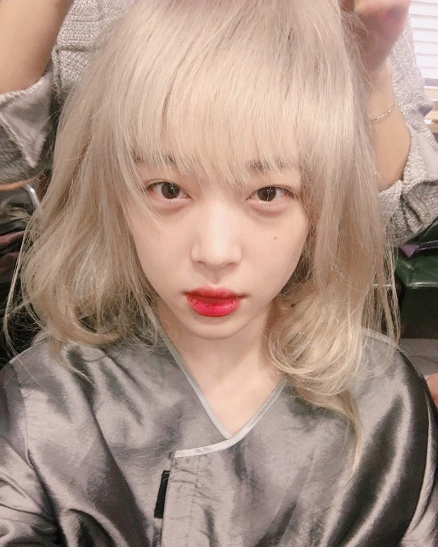 Thấy Krystal diện tóc ngắn, Sulli cũng cắt tóc nhuộm vàng