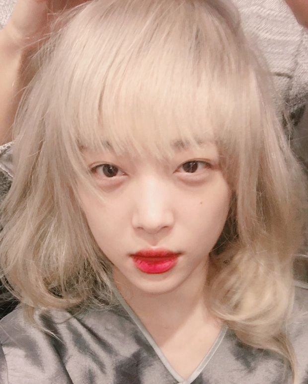Thấy Krystal diện tóc ngắn, Sulli cũng cắt tóc nhuộm vàng